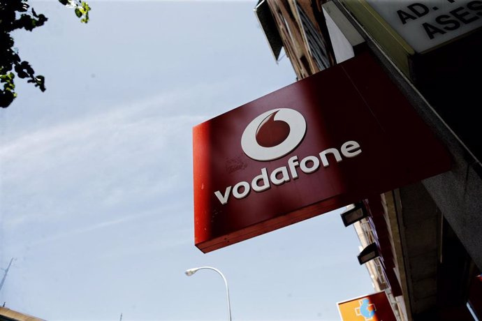Swisscom buys Vodafone Italy for 8 billion