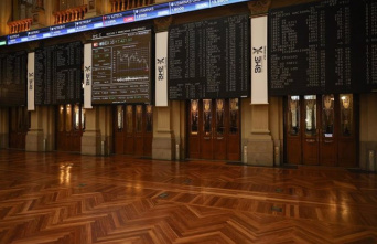 The Ibex 35 registers a slight fall of 0.13% in the middle of the session that leads it to lose 8,300 points