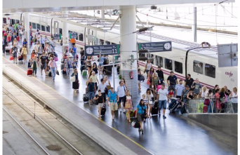 Renfe offers this bridge a million and a half seats and more than 5,000 trains to facilitate mobility