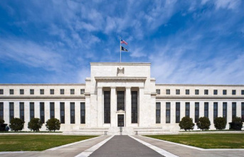 The Fed hits the brakes and keeps rates between 5.25% and 5.5%, their highest level since 2001