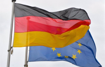 German exports fall 0.9% in July and imports rise 1.4%
