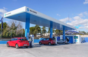Cepsa buys Ballenoil, the 'giant' of 'low cost' gas stations, and exceeds 2,000 service stations