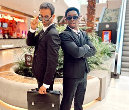 STATEMENT: Two men in black will distribute more than 1,000 prizes for Black Friday at intu Xanadú