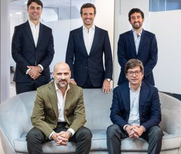 The CNMV gives the 'green light' to the fund of Pablo Casado and Ana Botín's nephew to invest in defense and AI