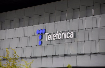 Telefónica rises 0.5%, with its shares at 4 euros, after the Government acquired 3% of its capital