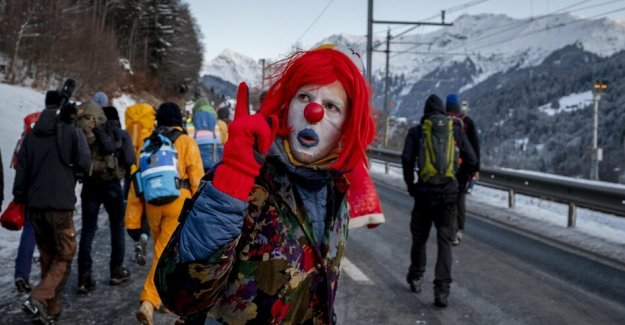 Climate protests in and around Davos on foot over the mountains