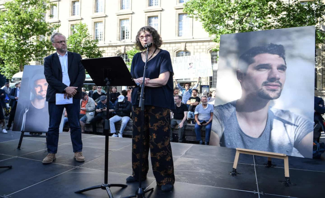 Moving tribute in Paris to the journalist killed in Ukraine