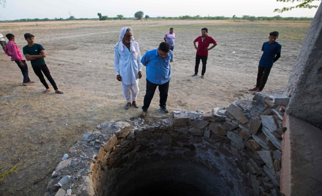 India: operations underway to save a child stuck in a well for four days
