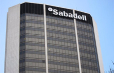 Sabadell closes with a rise of 3.56% while BBVA falls 3.84%, amid the merger proposal