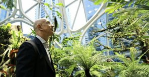 10 billion dollars for climate protection: Jeff Bezos...