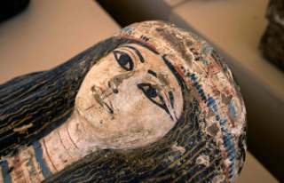 [PHOTOS] Egypt unveils statues and sarcophagi discovered...