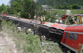 [PHOTOS] At least three dead in a train derailment...