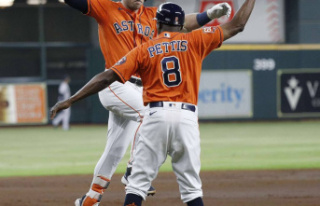 Astros hold off Yankees twice