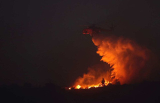 Greece: firefighters fight the fire for the fifth...