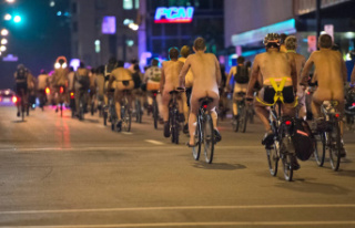 Dozens of naked cyclists in the streets of Montreal