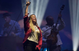 [IN IMAGES] Alanis Morissette at the FEQ: a strong...