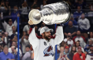 Andrew Cogliano remains with the Avalanche