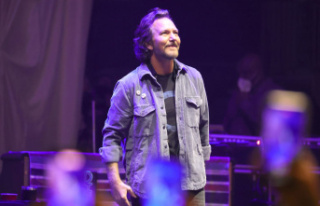 Pearl Jam cancels two shows