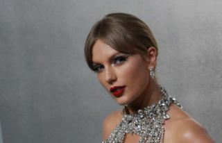 Taylor Swift Makes Music History With 'Midnights'...
