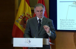 COMMUNICATION: Dionisio Gutiérrez gives a lecture...