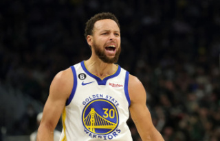 NBA: injured shoulder, Curry out for at least another...