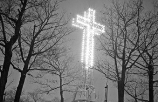 The cross of Mount Royal has been shining for 98 years...