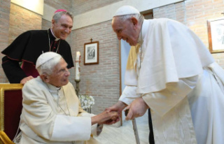 Pope announces that Benedict XVI is “seriously ill”...