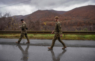 Serbia sends army chief to border with Kosovo
