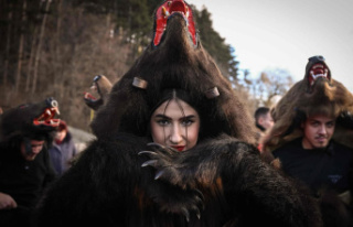 [PHOTOS] Young people parade as bears in Romania