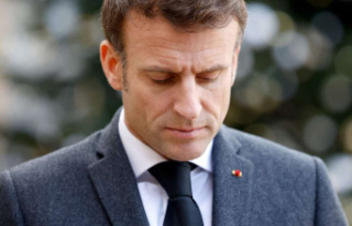 Macron pays tribute to the victims of the attacks...