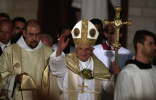 The body of Benedict XVI exposed to the faithful at...