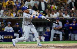 Justin Turner officially signs with the Red Sox