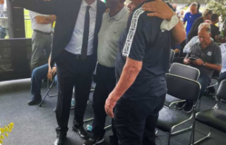 FIFA president slammed for selfie at Pele funeral