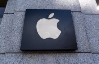 Apple earns 2.8% less at the end of its fiscal year...