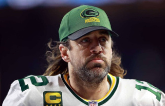 Aaron Rodgers keeps smiling, despite everything