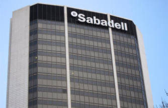 Banco Sabadell soars 7.4% and BBVA falls 1%, in the heat of the merger proposal